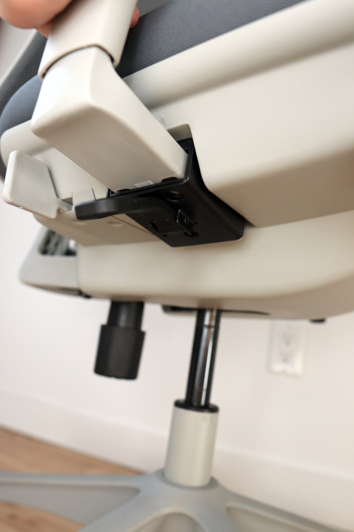 Office chair expandable arms widening control closeup