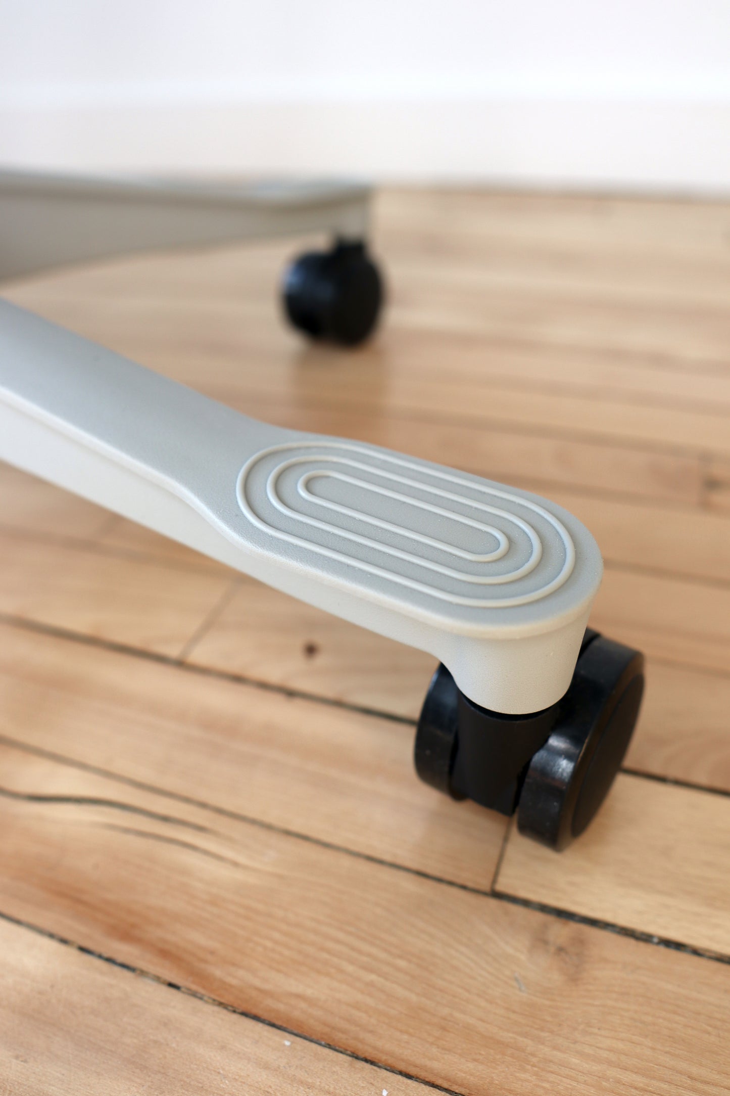 Heavy duty and sturdy office chair base with nylon castor wheel