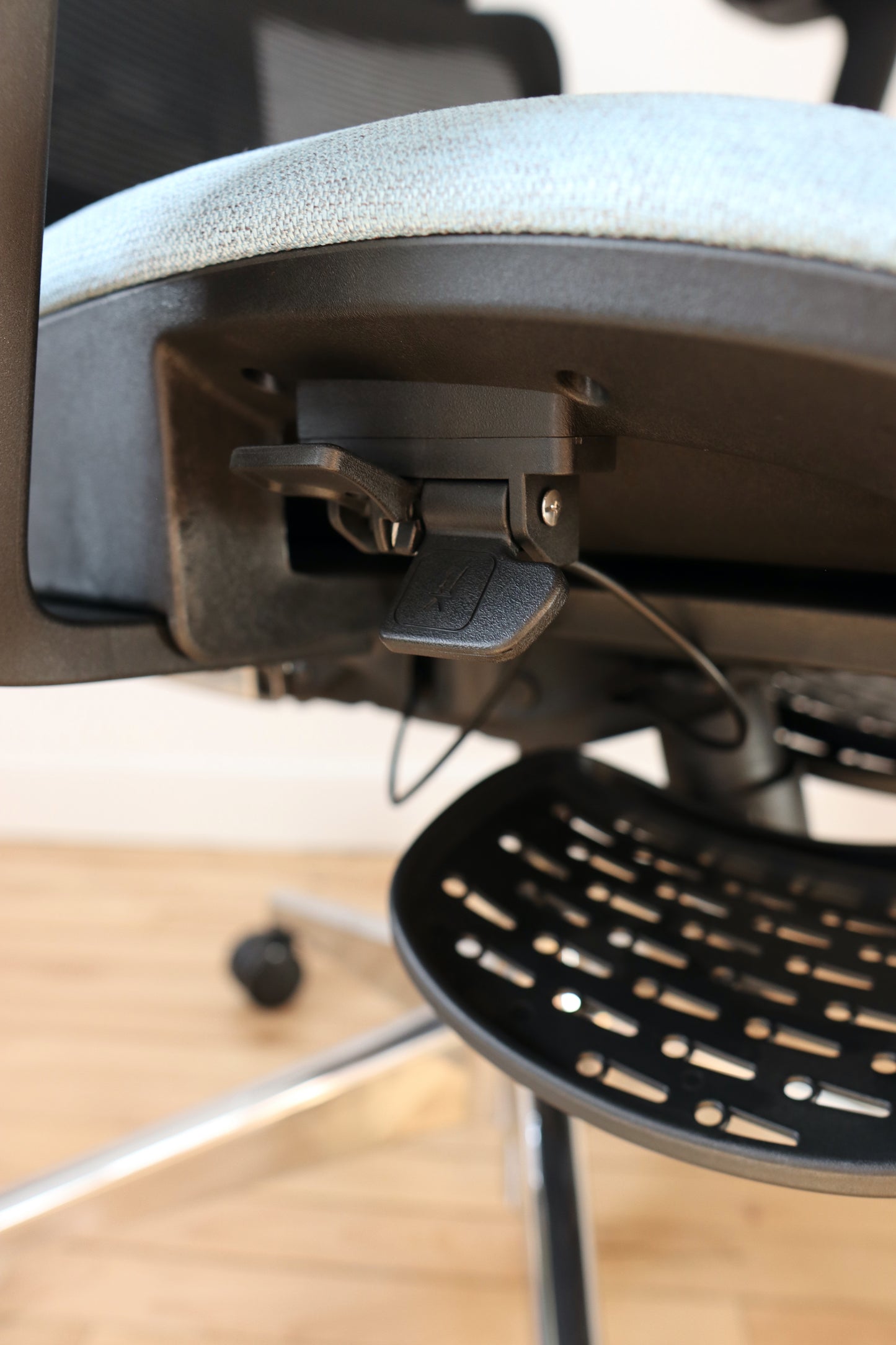 Office chair Triton wire guided gas lift control switch